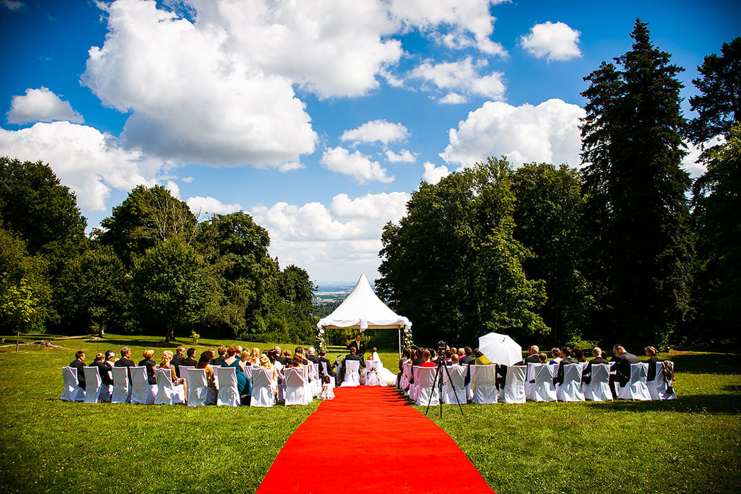 Freie Trauung unter blauem Himmel