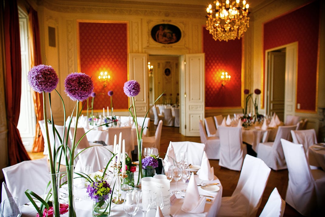 dekorierter Tisch im roten Salon