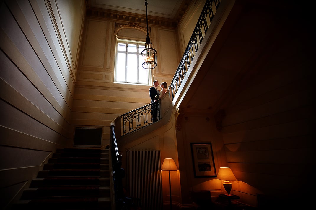 Brautpaar im Treppenhaus der Vill Rothschild