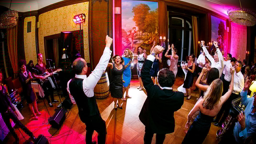Tanzende Hochzeitsgesellschaft in der Bar