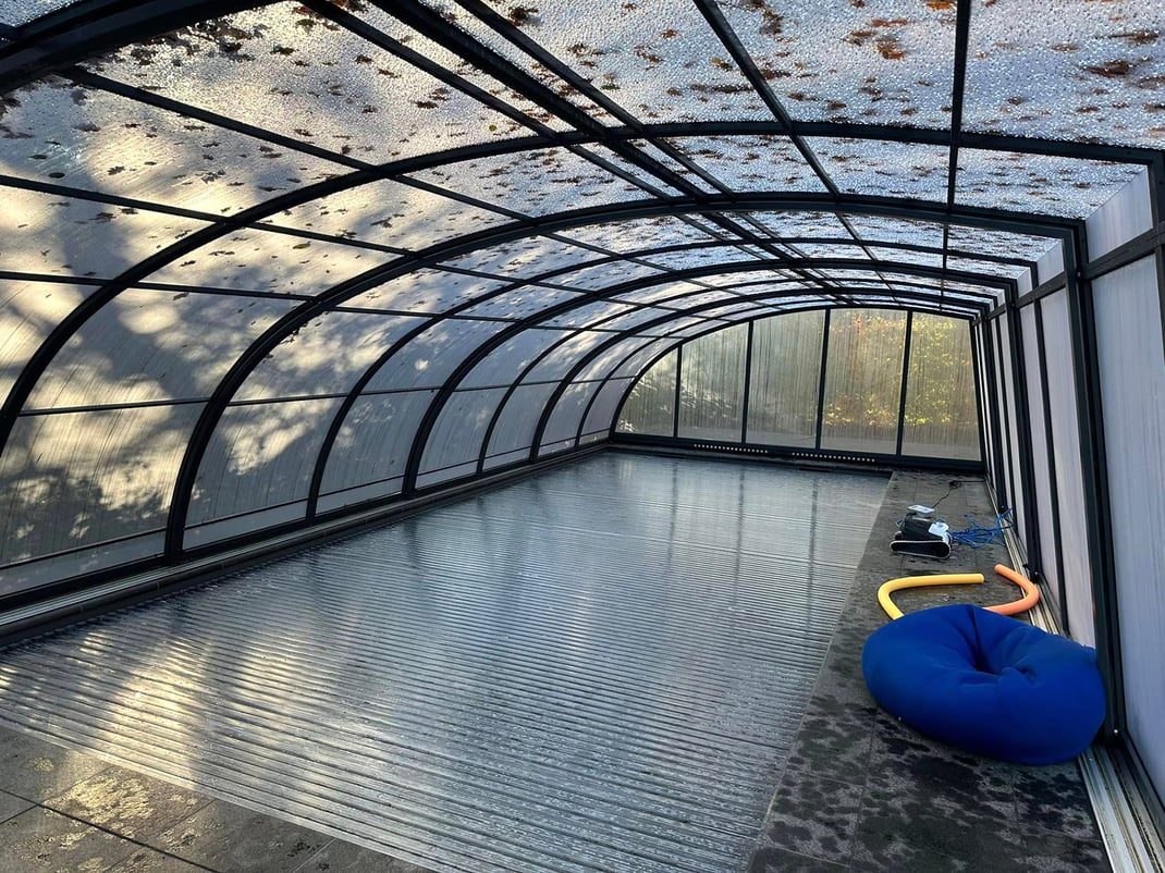 Unter einer begehbaren Poolüberdachung bleibt alles sauber.