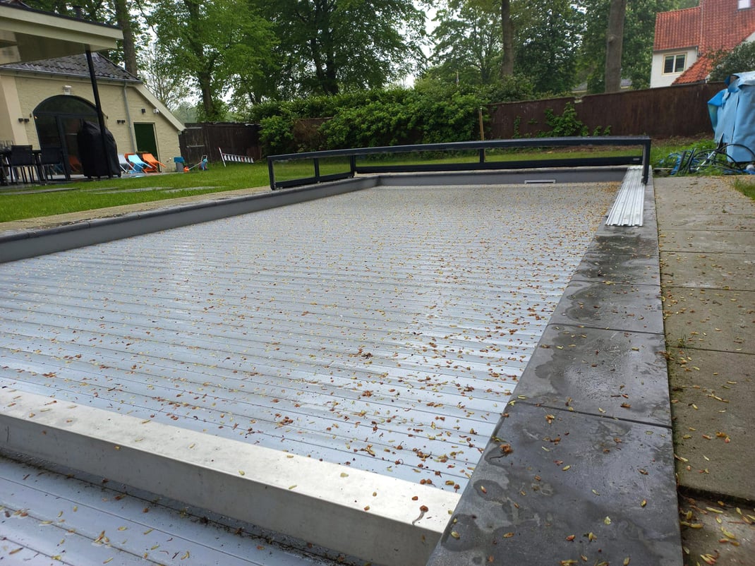 Schmutzige Lamellenabdeckung eines Pools.