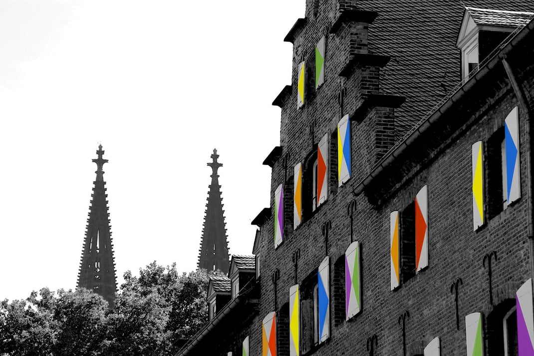 Bunte Fensterläden, Foto: Birgit Brockerhoff, regenbogenfamilien-koeln.de