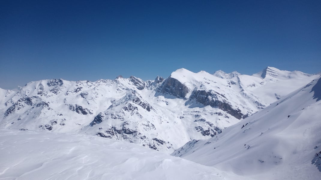 Ausblick vom L'Omen Roso ins Gebiet der Turtmannhütte. Brunegghorn rechts
