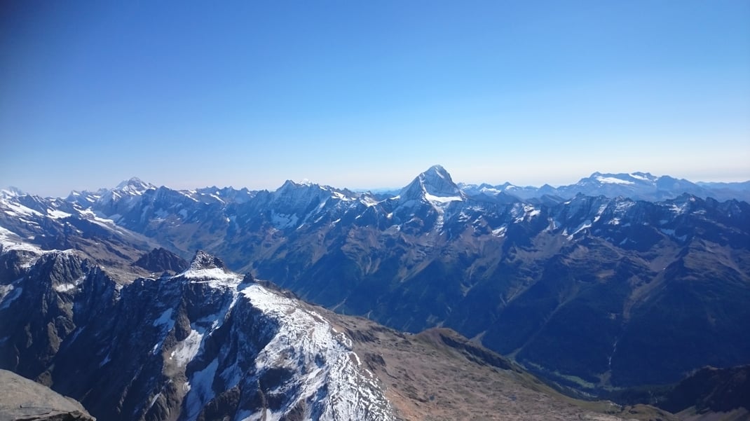 Grandiose Aussicht vom Gipfel des Balmhorns