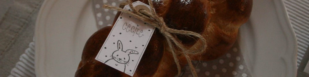 gestempelter Hasenanhänger an Zopf