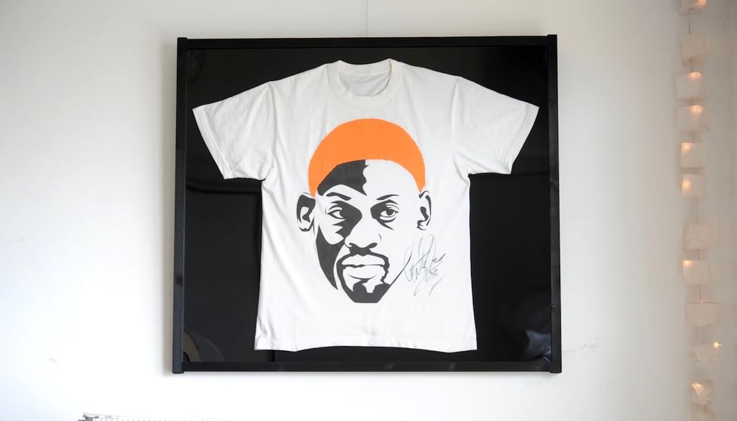 ロッドマンの直筆サイン入りのTシャツの額装