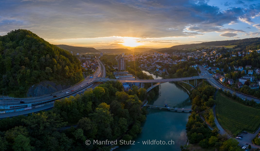 Sonnenuntergang über der Limmat-Brücke zwischen Baden und Obersiggenthal, Kanton Aargau, Schweiz, 20200724-PANO0001-6-Pano.