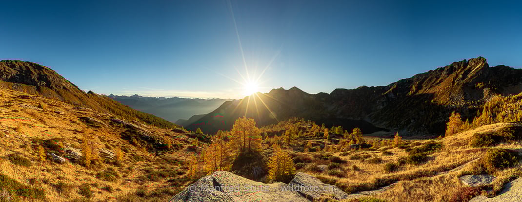 Sonnenaufgang über einer Alp im Herbst, Kanton Tessin, Schweiz, DSC_8635-Pano.