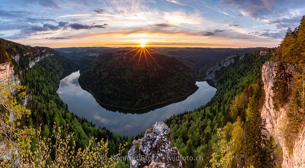 Sonnenuntergang über einem Fluss im Jura, Kanton Neuenburg, Schweiz, 20190526-DSC_0619-NIKON D810-Pano.
