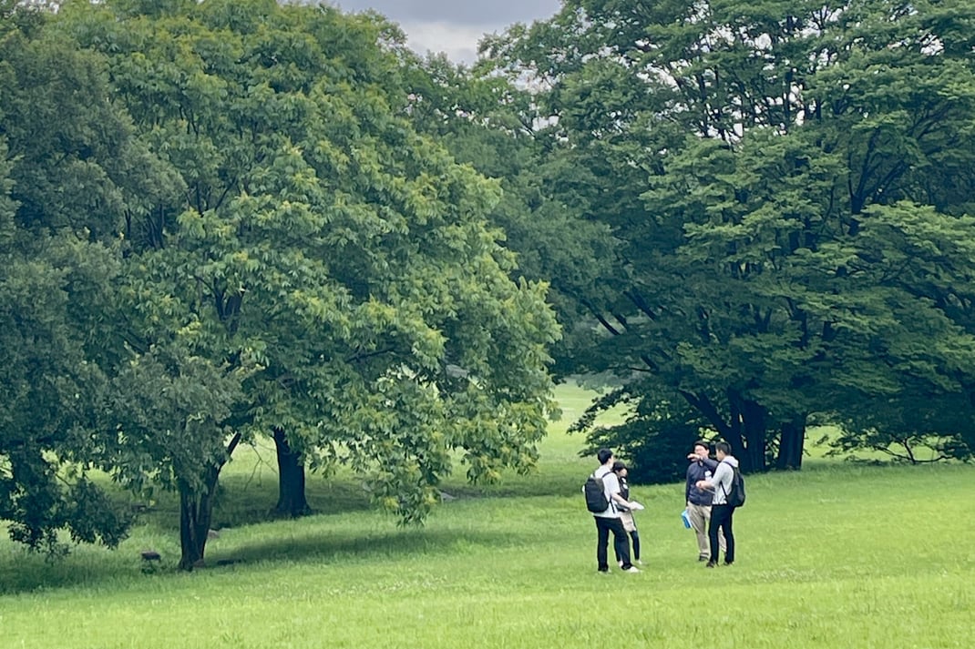 自然の中で立ち止まり、自分の感じたことを仲間とシェアリングする