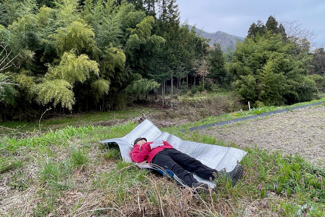 寝転んで春の大地のエネルギーを身体で感じる