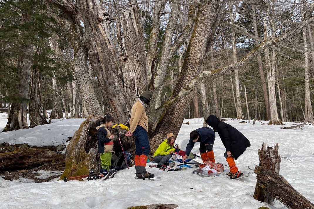 雪上の樹の下でおやつタイム