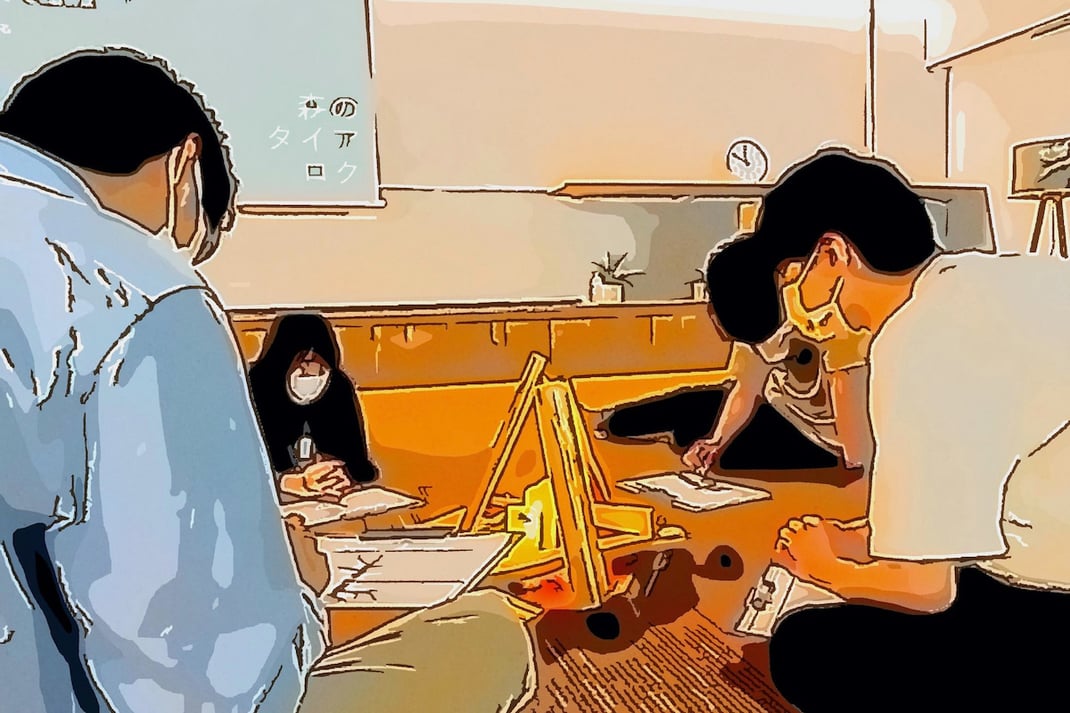 揺れる光とともに語り合うグループ ― 静かな対話の場面