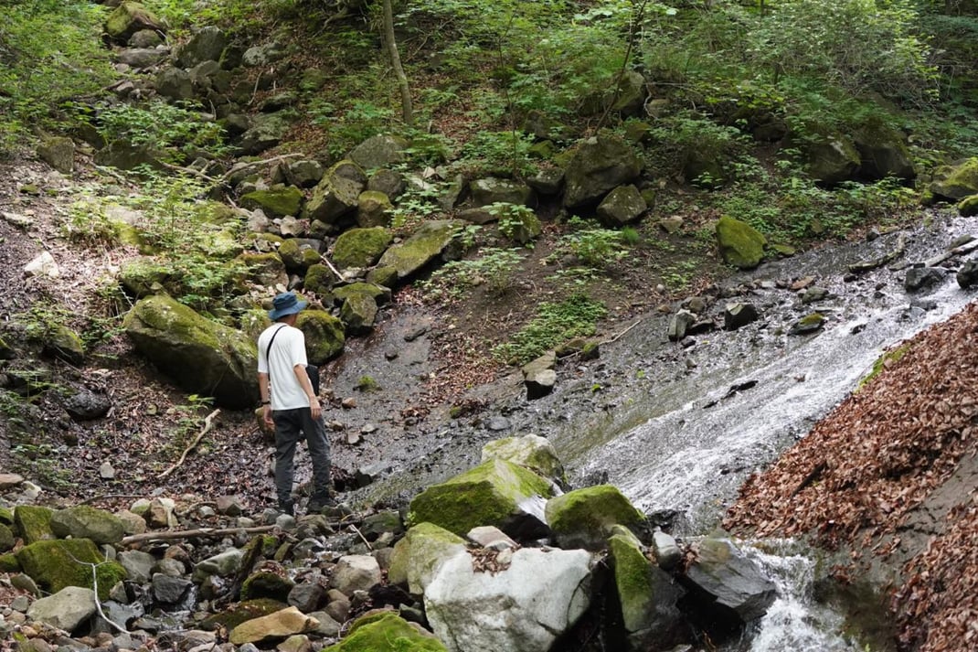 風を感じる(緩やかな滝の下で)