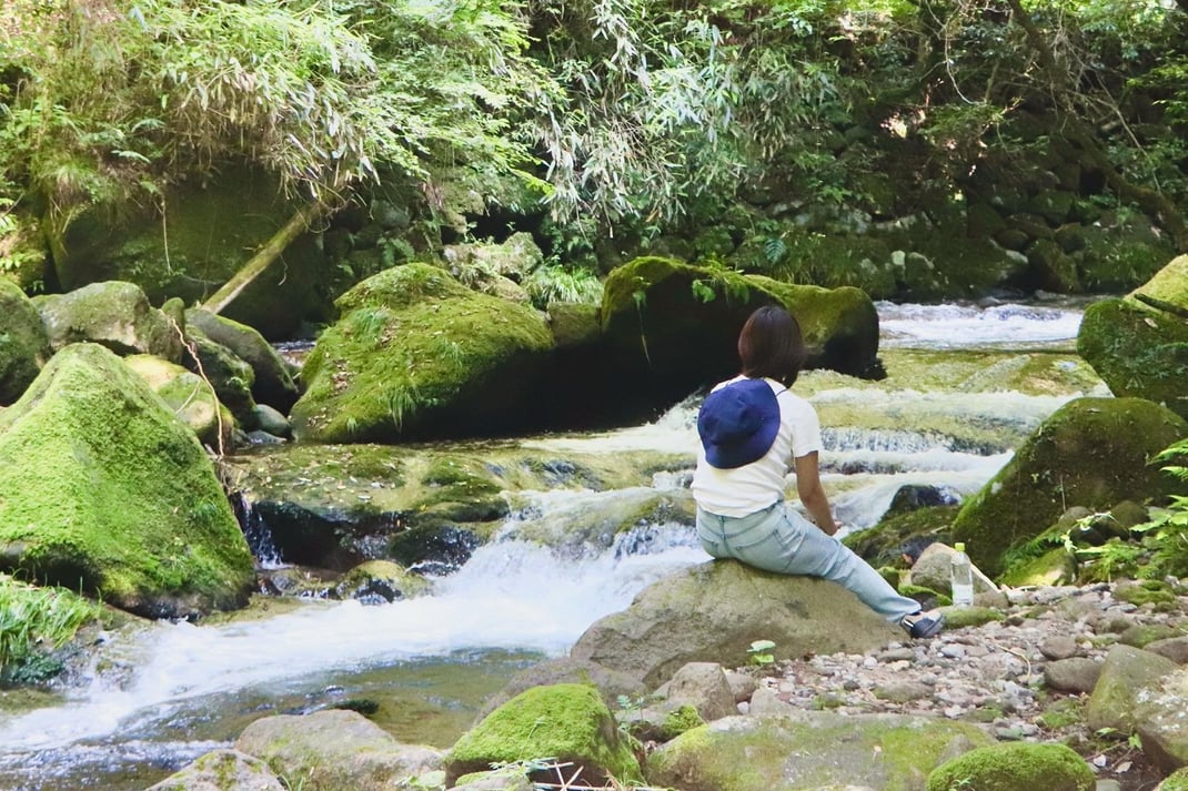 水源エリアの沢のほとりでの一人時間