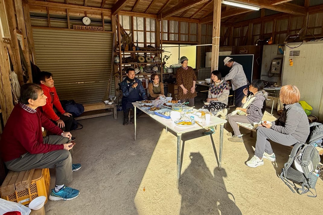 集落の皆さんと土地の手料理