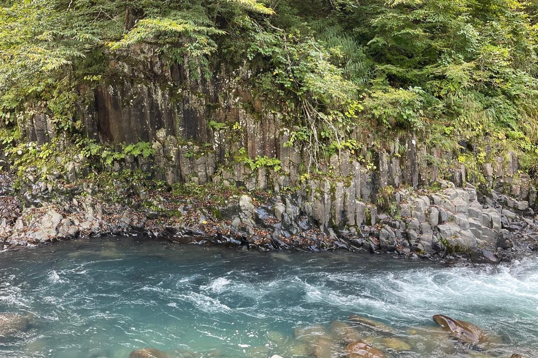 柱状節理と豊かな川の流れ
