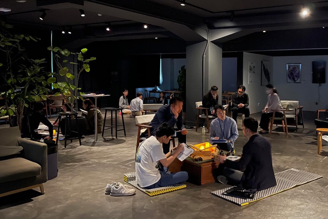 焚き火を囲むシェアリング