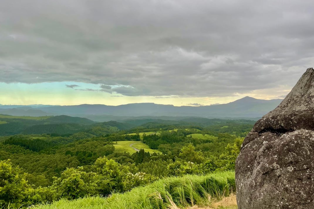 古来から地域で大切にされてきた押戸石の丘から（よる森Nomadic2023より）