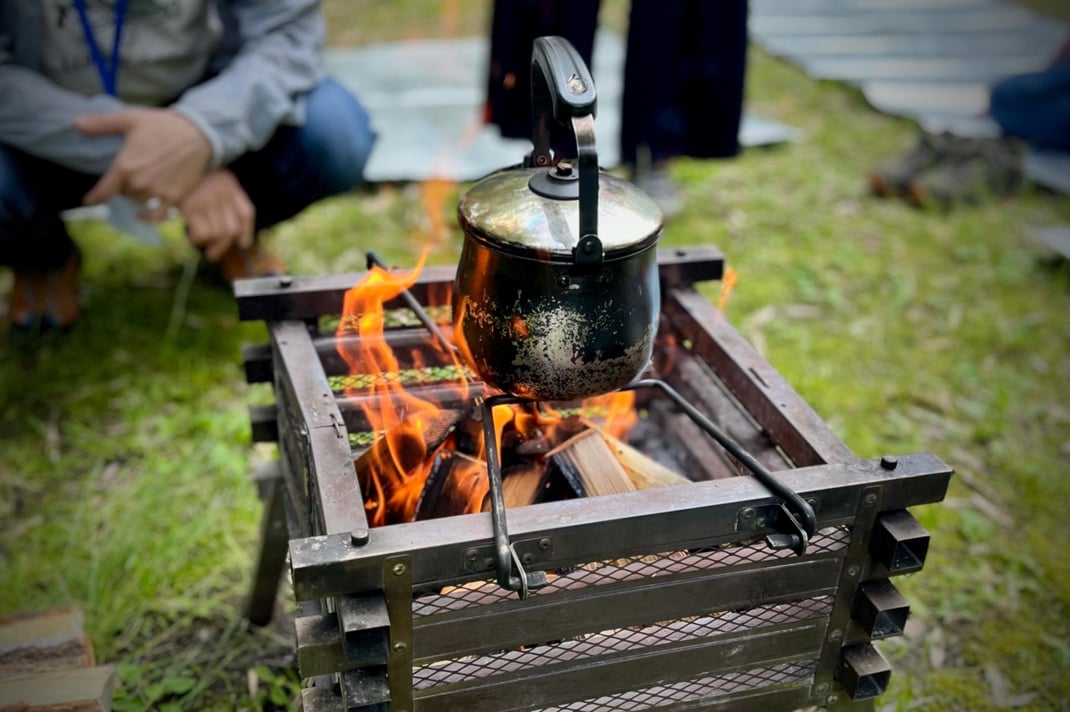 焚き火を囲んで