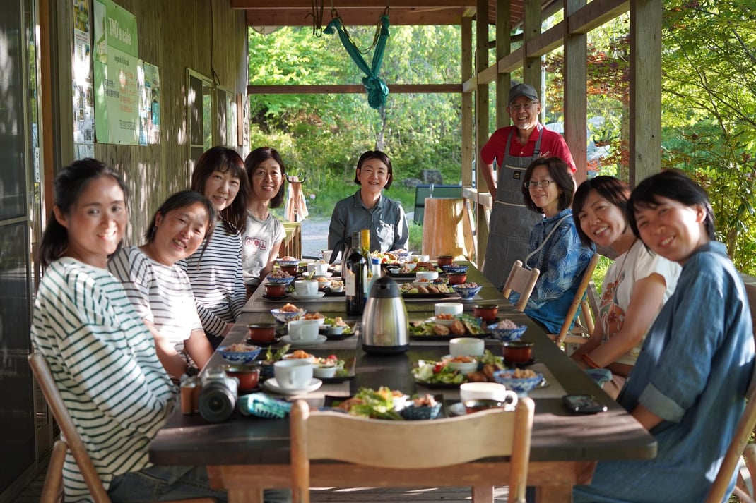 土地の旬の食事を囲んで
