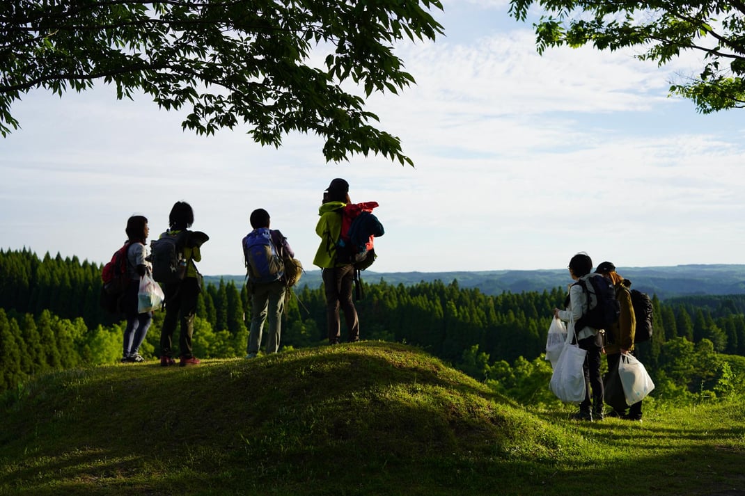 遠くまで広がる特有の景色を眺める