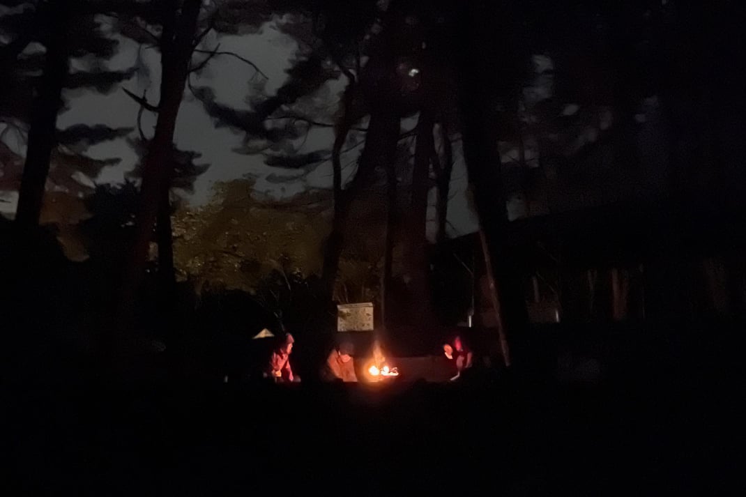 焚き火を囲んで