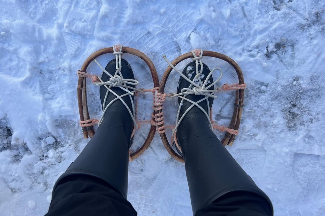 かんじきを履いて雪の上を歩く