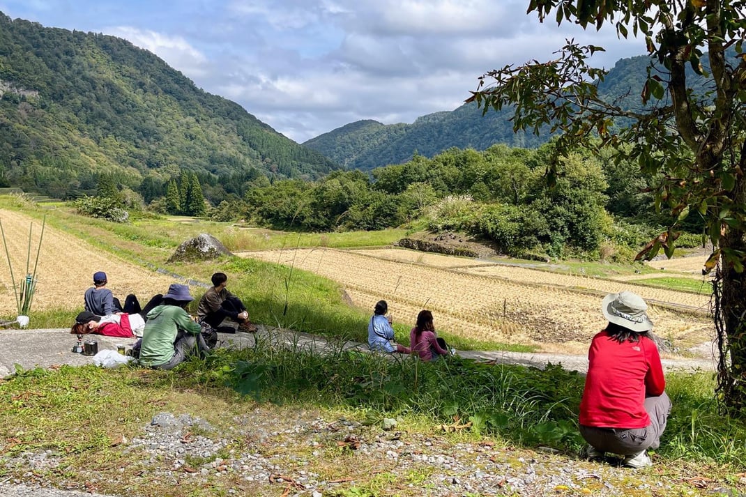 柱状節理と棚田の中に佇む