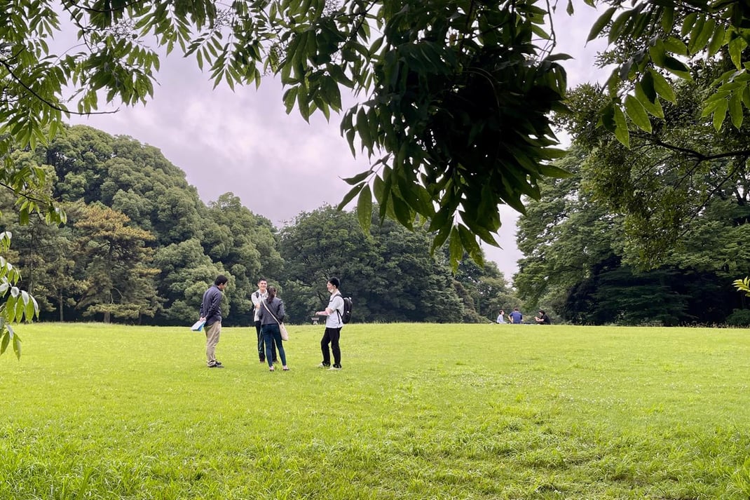 都市部の緑地で仲間と語り合う。自然に触れながら、偶発性や思いがけない気づきを大切にして、自己理解と相互理解を深める「1Dayプログラム」