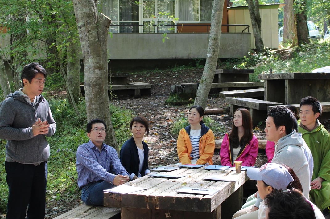 森の中で仲間との対話。日常から離れ、言語ではなく非言語で対話を重ねる内省と対話のプログラム-1Day（森の一日）。