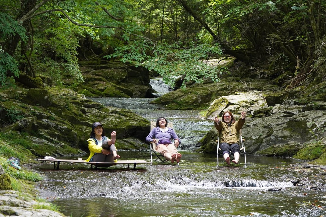 沢に脚を入れて自然を感じリラックス