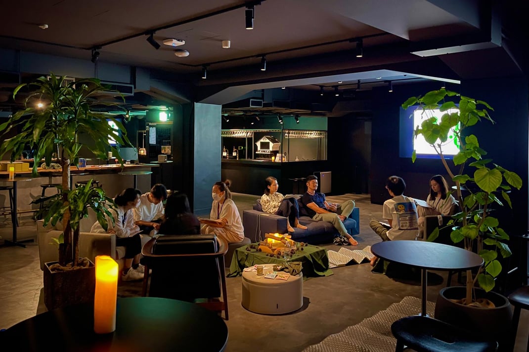 街の室内での対話。言語と非言語を共有しながら、自己理解と相互理解を促し、人とのつながりを実感する時間。「Willプログラム（個人版）」。