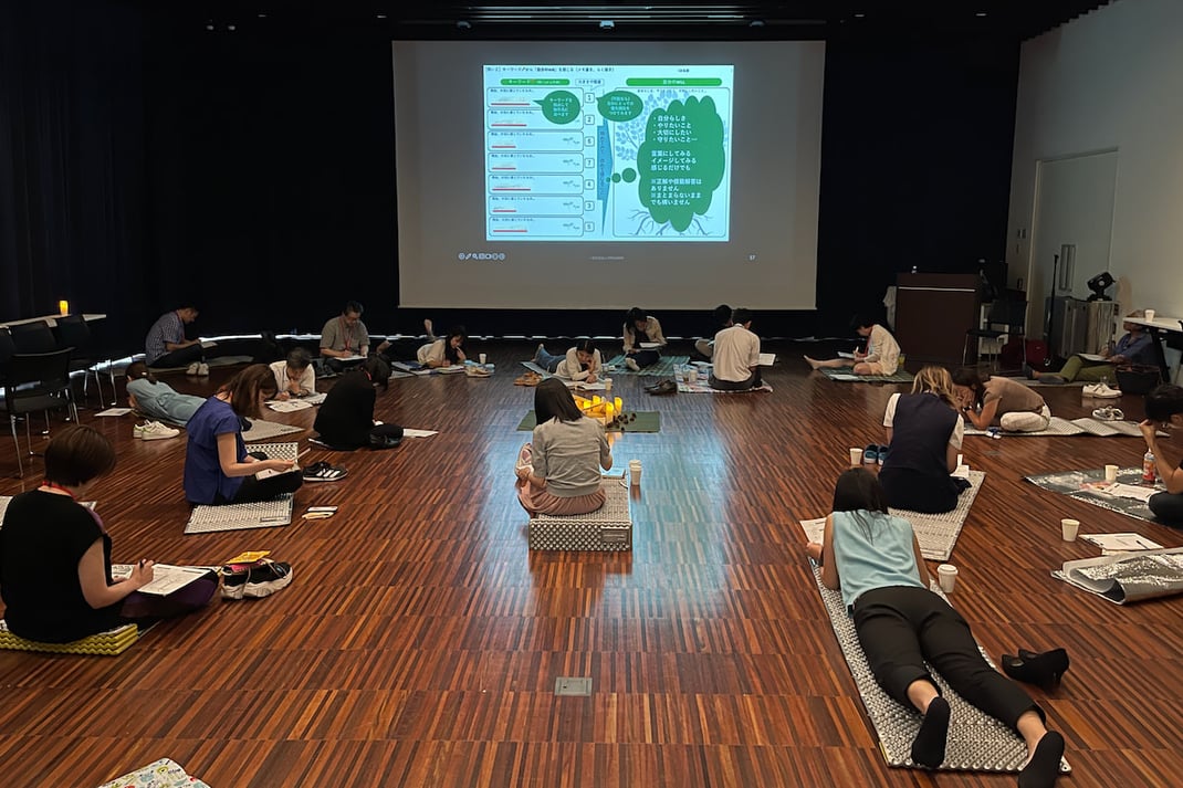 広いホールで一人静かに思いを巡らせる時間 ― 素の自分と向き合うリフレクション