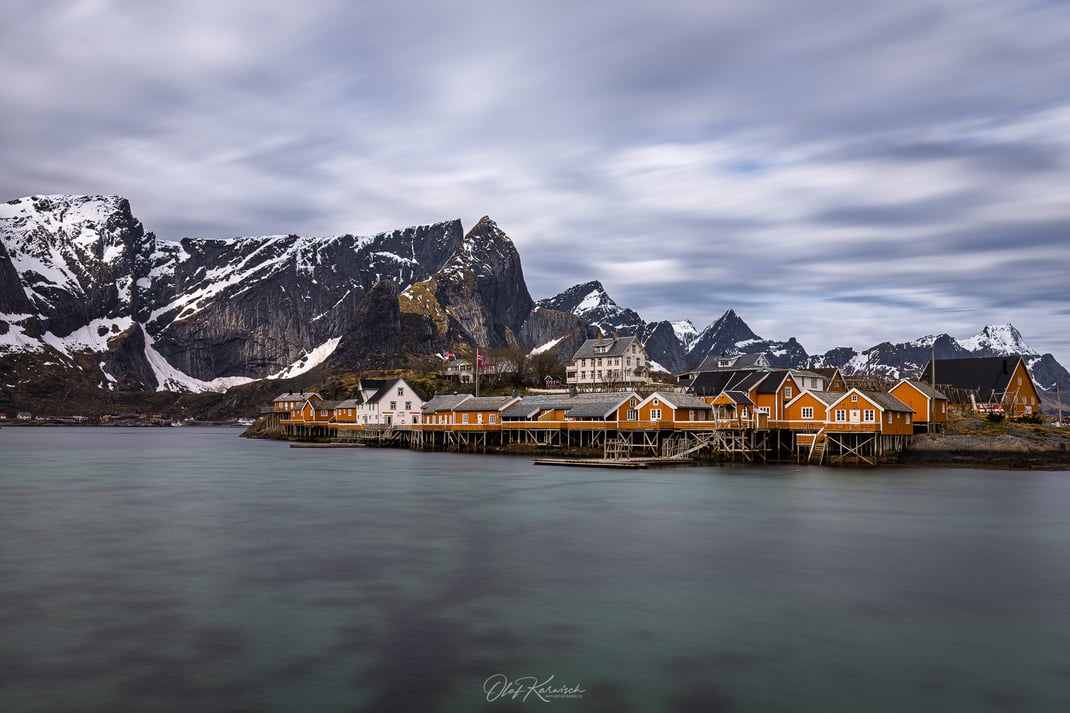 Ein wunderschöner Blick auf die Häuserfront von Sakrisøy