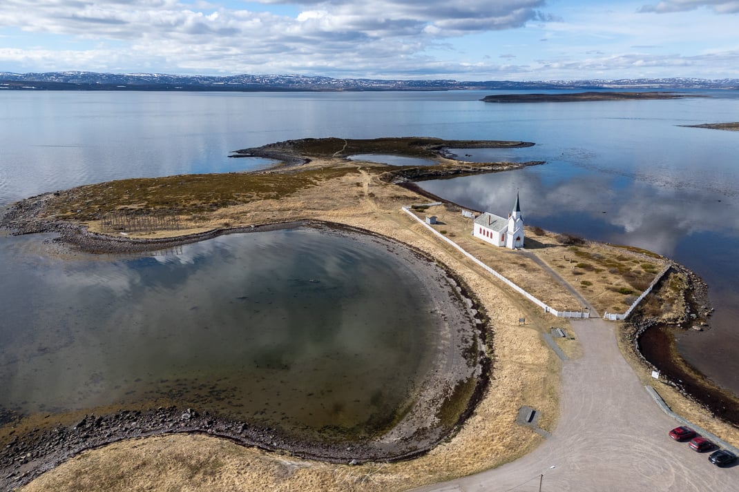 Sicht auf die Kirche von Nesseby