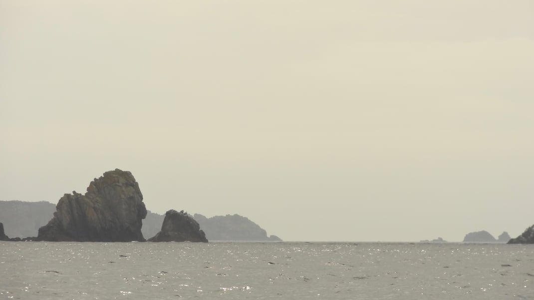 Les rochers de la pointe du Van vus au raz de l'eau à l'aube.