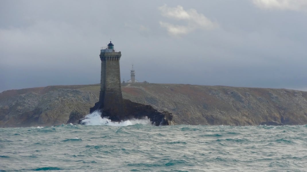 Le Phare de La Vieille et le sémaphore de la Pointe du Raz vue de la mer.