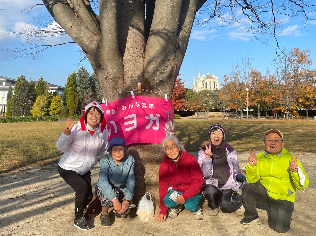三重県松阪市 鈴の森公園 笑いヨガ(ラフターヨガ) 大きな木の下に集合！