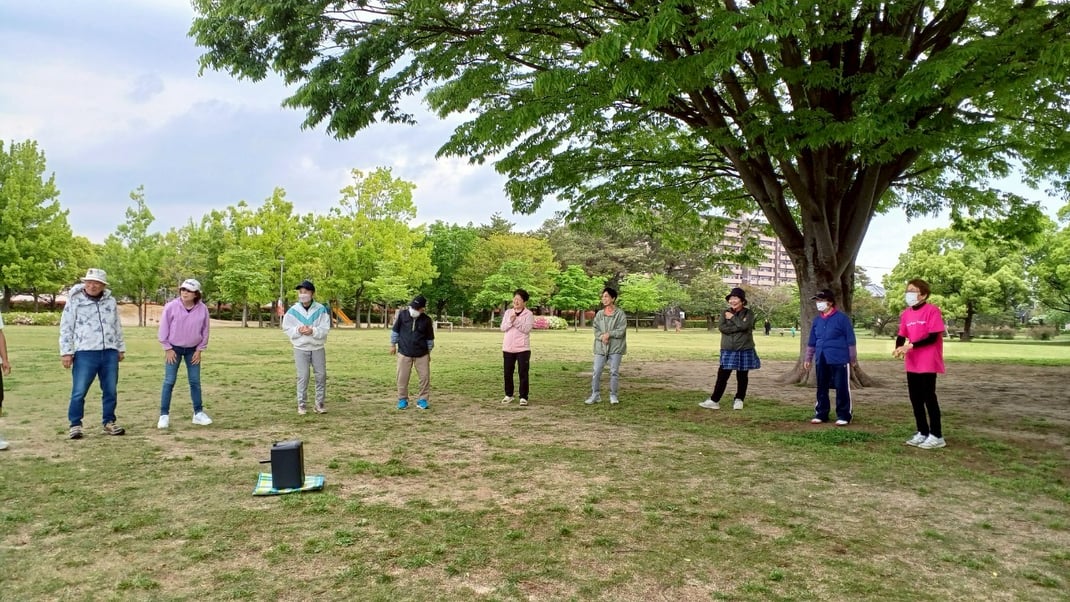 三重県松阪市 鈴の森公園 笑いヨガ(ラフターヨガ) 大きな木の下に集合！
