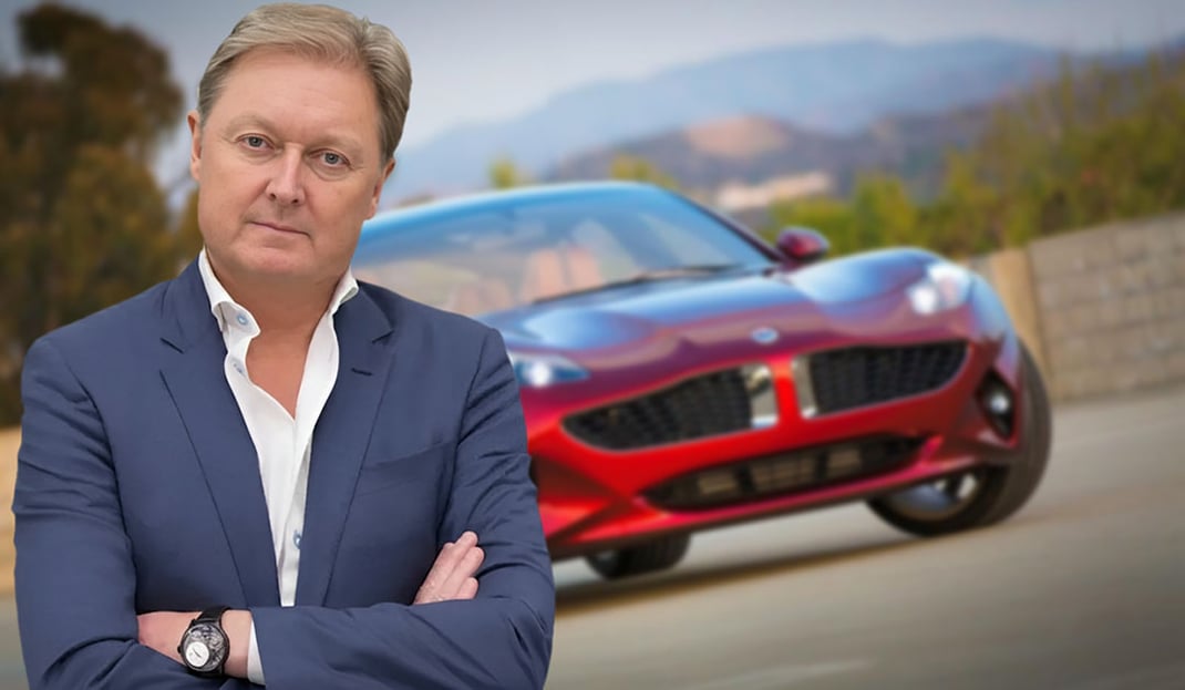 Генрік Фіскер на фоні червоного автомобілю