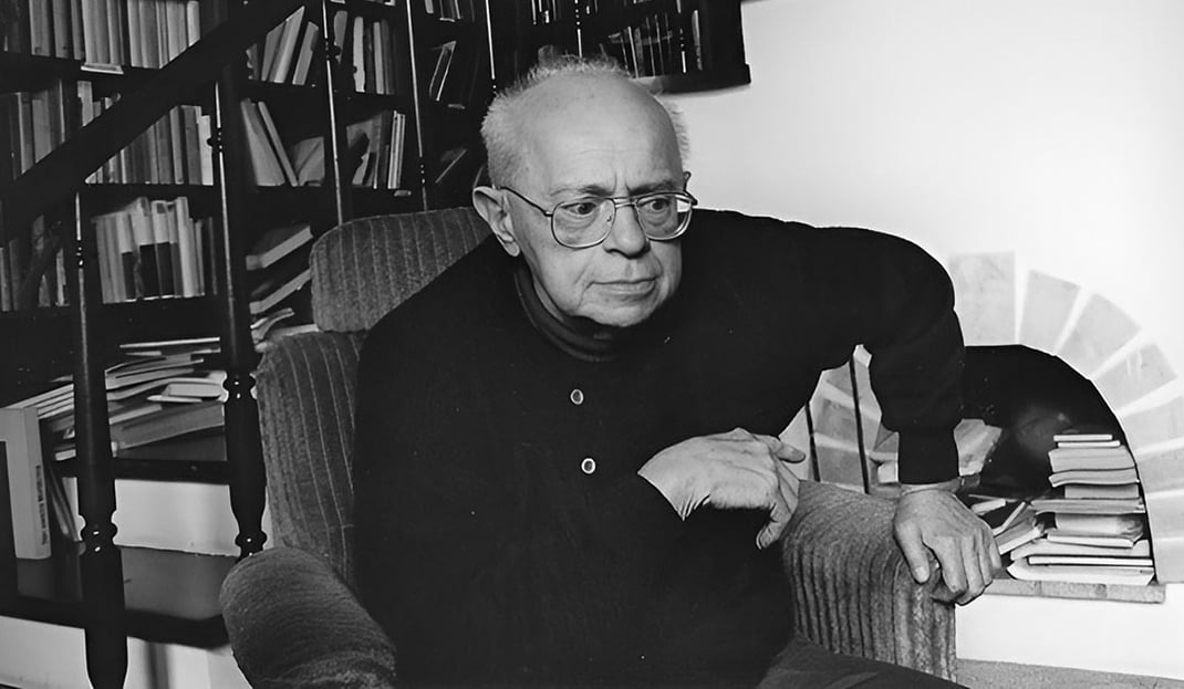 Станіслав Лем на фоні книжок