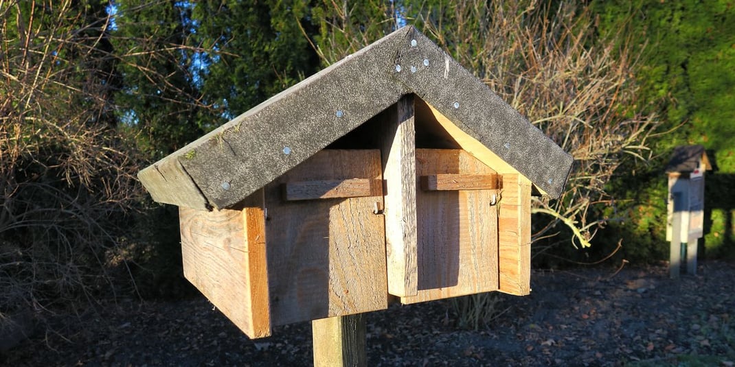 Spatzenhaus mit 4 Bruthöhlen freistehend auf einem Pflock im Garten