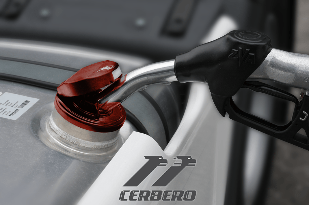 Tappo montato su serbatoio con rifornimento in atto.