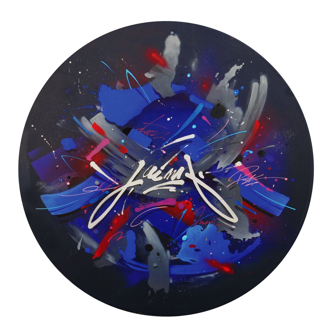 Un tableau rond street art de l'artiste kendo à bordeaux, couleurs Bleus rouges et noire.