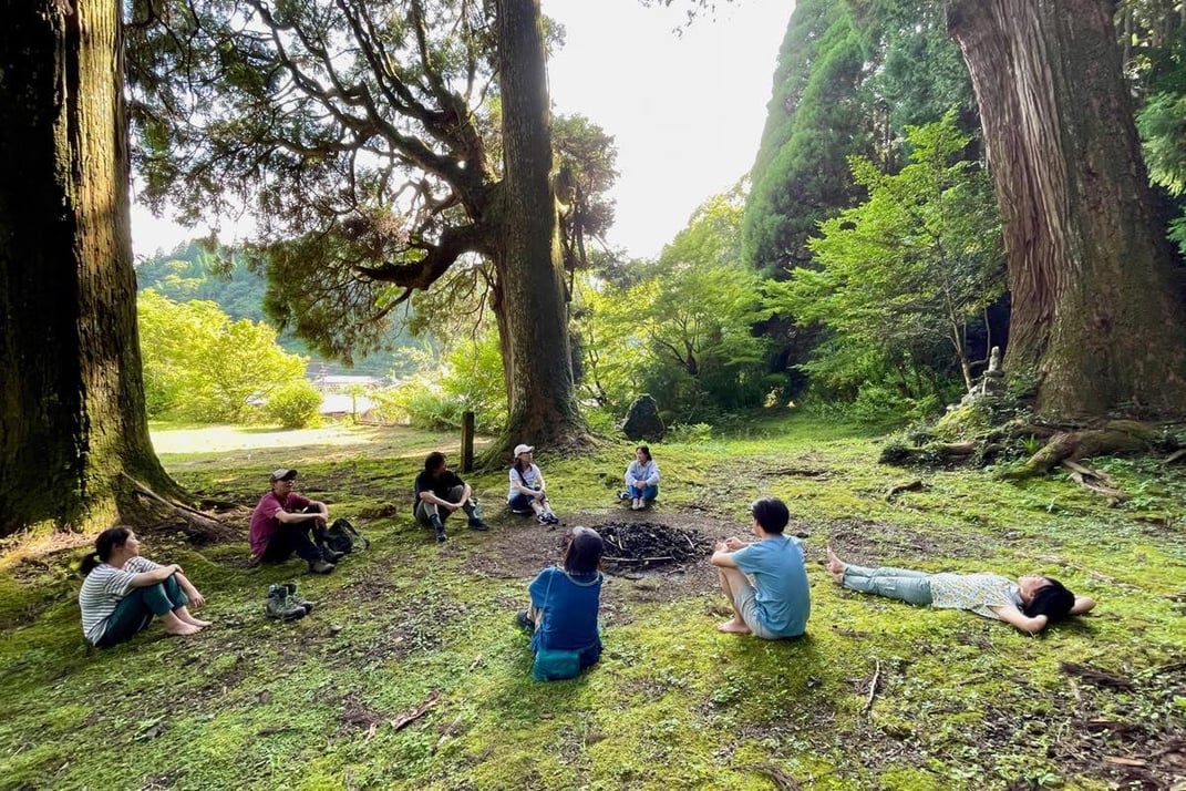 巨樹に囲まれ、輪になって対話する時間