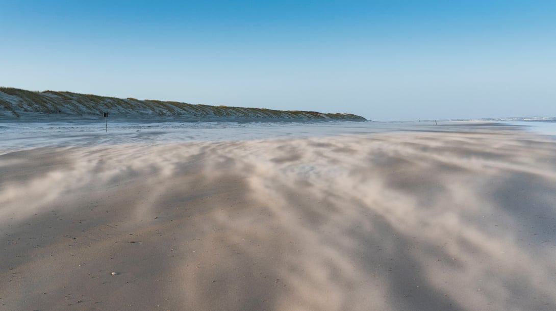 Fotografiert mit Nikon Z6 und Nikkor Z 24-70mm f/2.8.S ... Fliegender Sand auf Langeoog