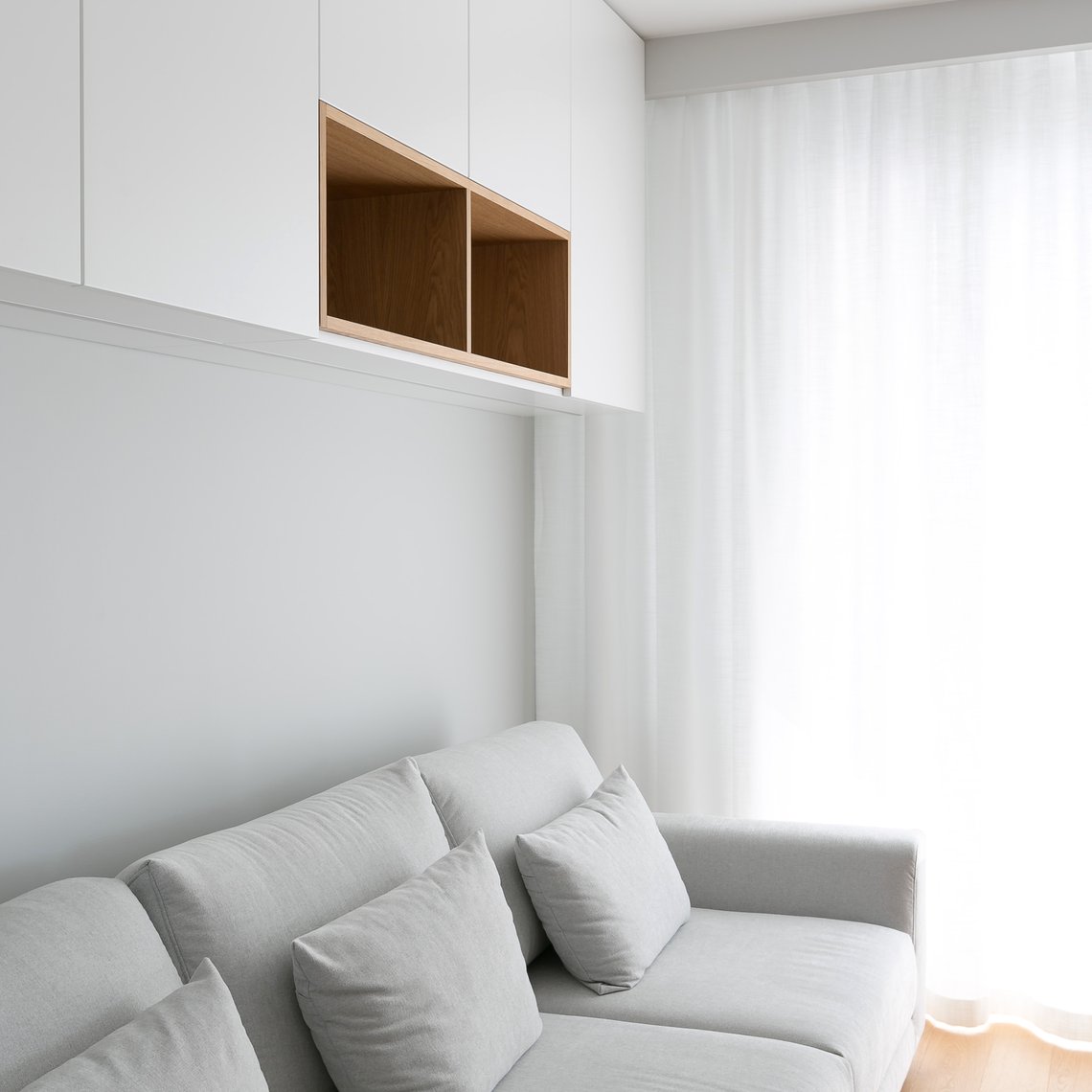 nowoczesna zabudowa nad sofą