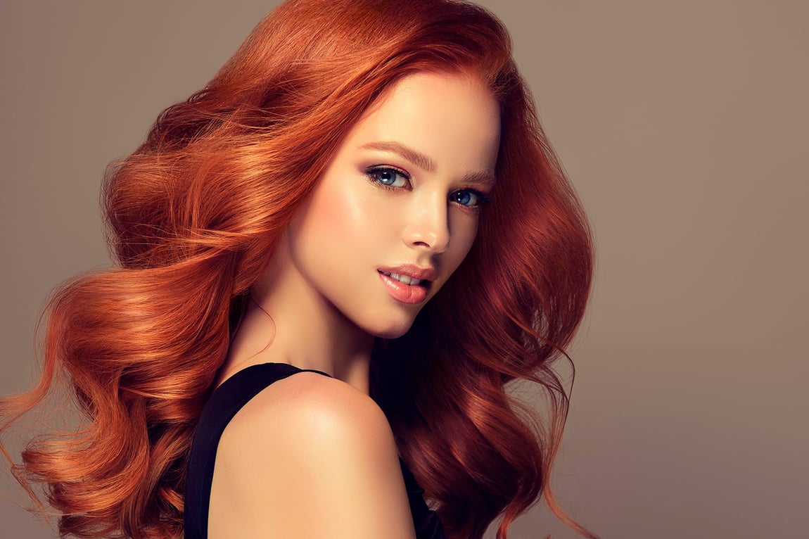 Junge Frau mit roten Haaren - © freepik.com